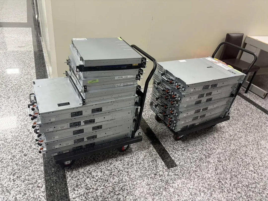 現場查扣遊戲機房伺服器主機18台、電腦主機4台、手機6支、存摺1批、現金43萬9,200元等大批證物，估算侵權市值高達1億元。（圖／警方提供）