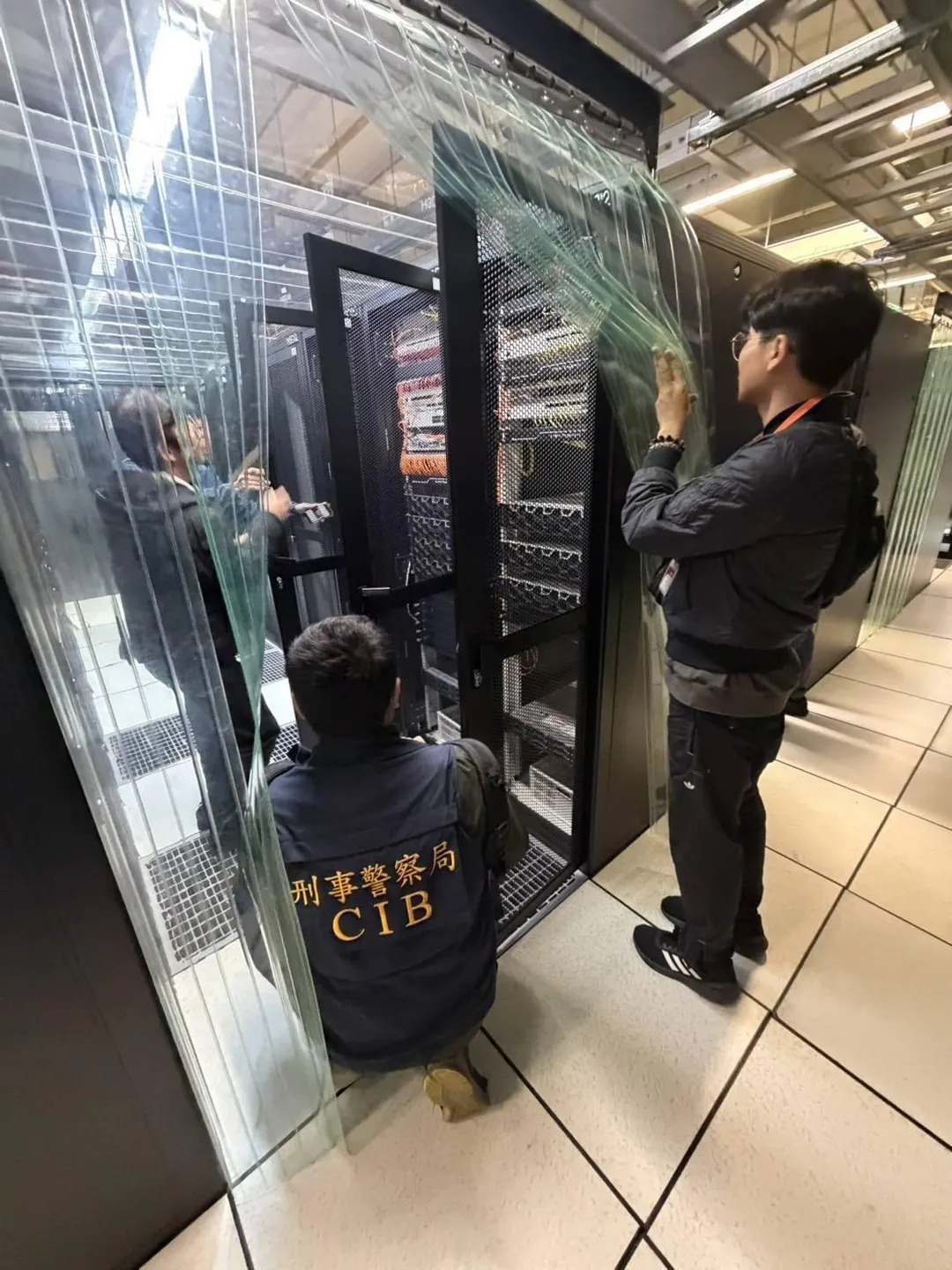 台灣台北地方檢察署接獲國內知名線上遊戲公司提告，指控旗下遊戲遭盜版私服非法重製，遊戲內容、素材及商標遭侵害。（圖／警方提供）