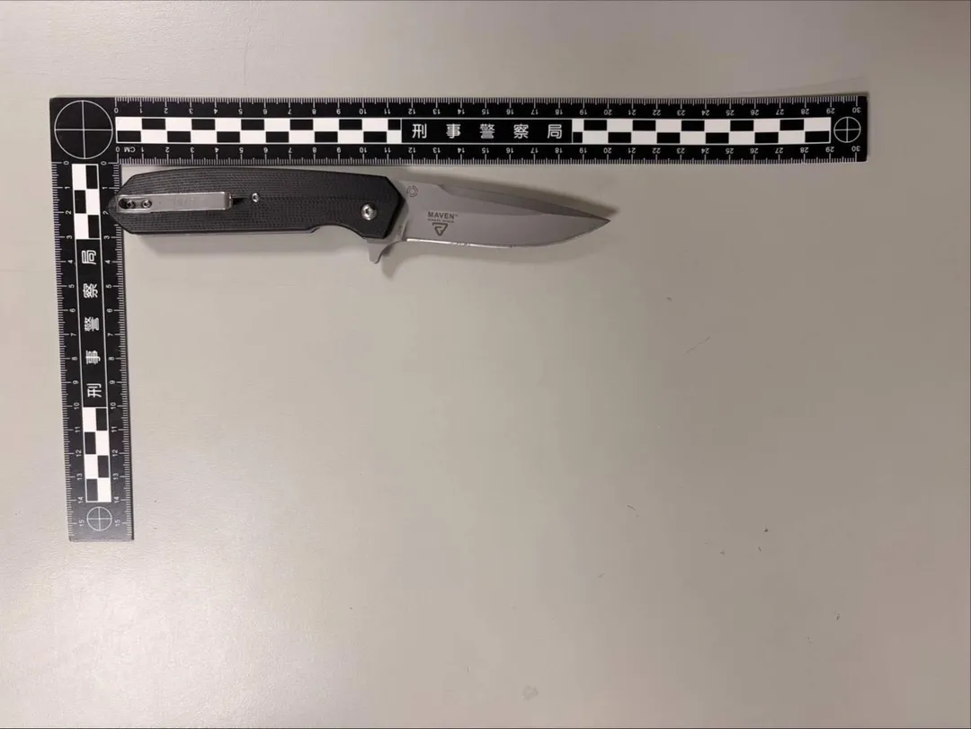 警方在余男身上查獲折疊刀一把。（圖／警方提供）