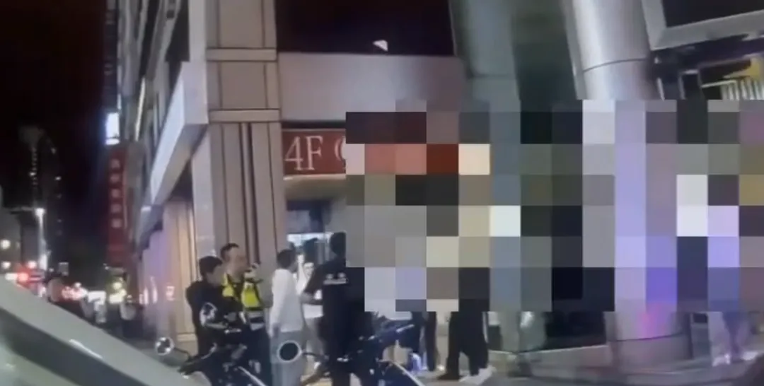 店家情況失控立即報警求助。大安警方接獲通報後迅速啟動快打機制，派遣大批警力趕赴現場維持秩序，將三人控制管束。（圖／警方提供）