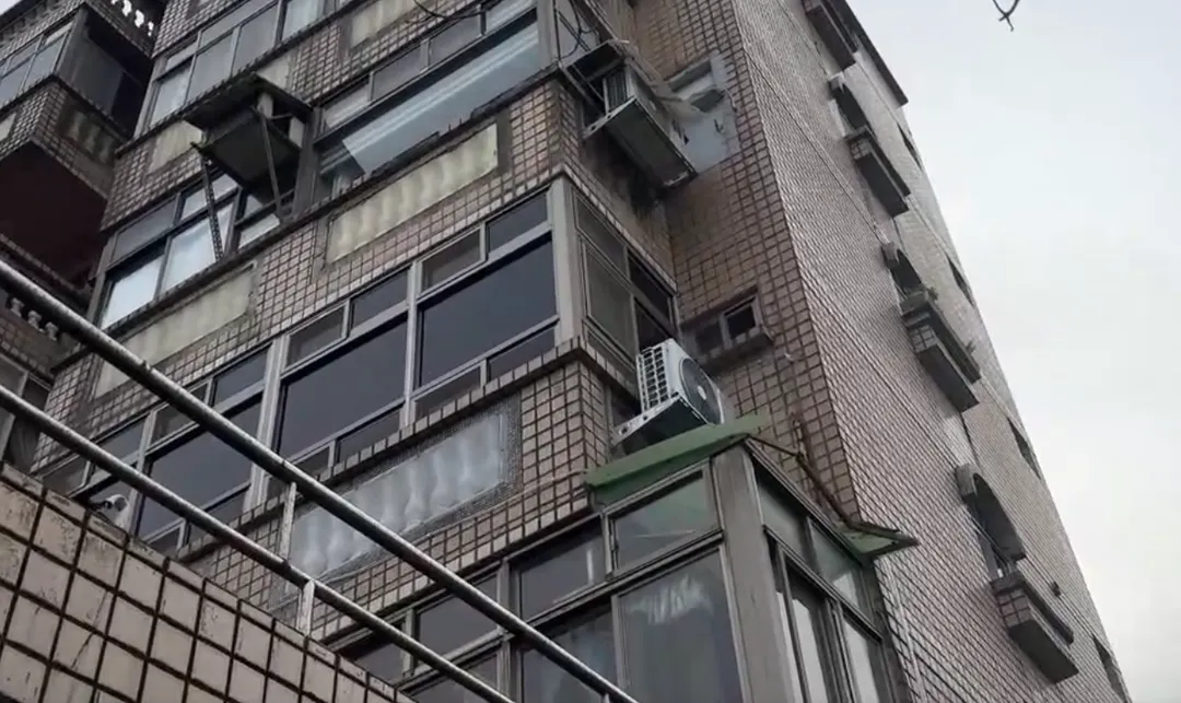 根據現場勘查研判，死者疑似因員警找上門而嚇得不知所措，為了脫逃才冒險攀爬外牆，卻不幸失足。（圖／翻攝畫面）