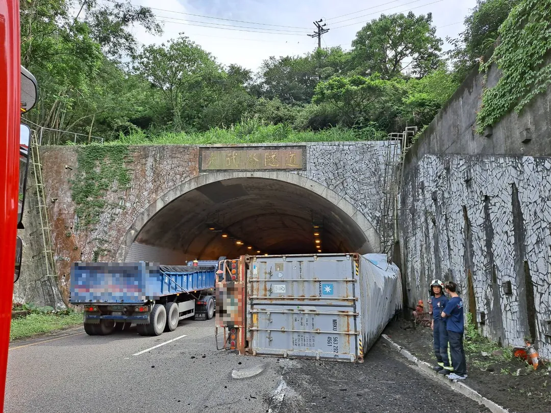27日下午，一輛營業半聯結車在大武崙隧道入口附近疑因操作不慎發生側翻。（圖／翻攝畫面）