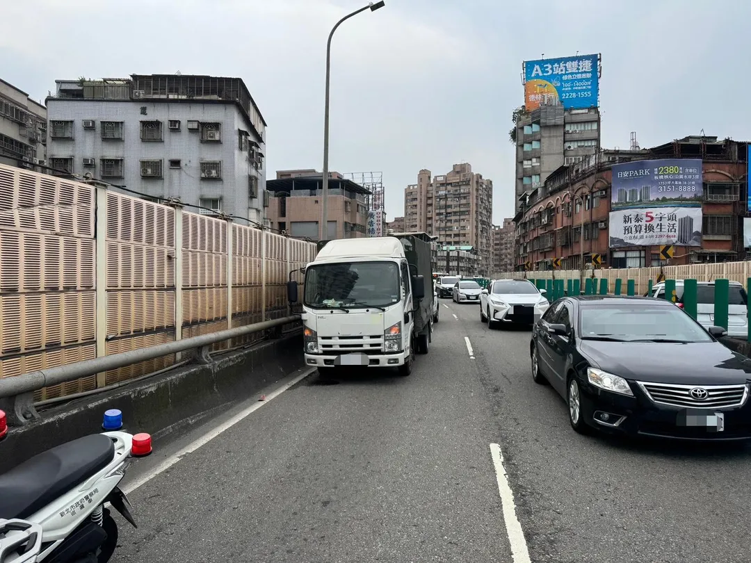 新北市三重區台1高架道路於27日下午發生一起機車與貨車碰撞事故，機車騎士因此受傷送醫。（圖／翻攝畫面）