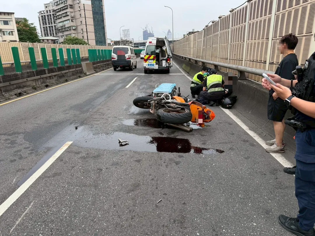新北市三重區台1高架道路於27日下午發生一起機車與貨車碰撞事故，機車騎士因此受傷送醫。（圖／翻攝畫面）