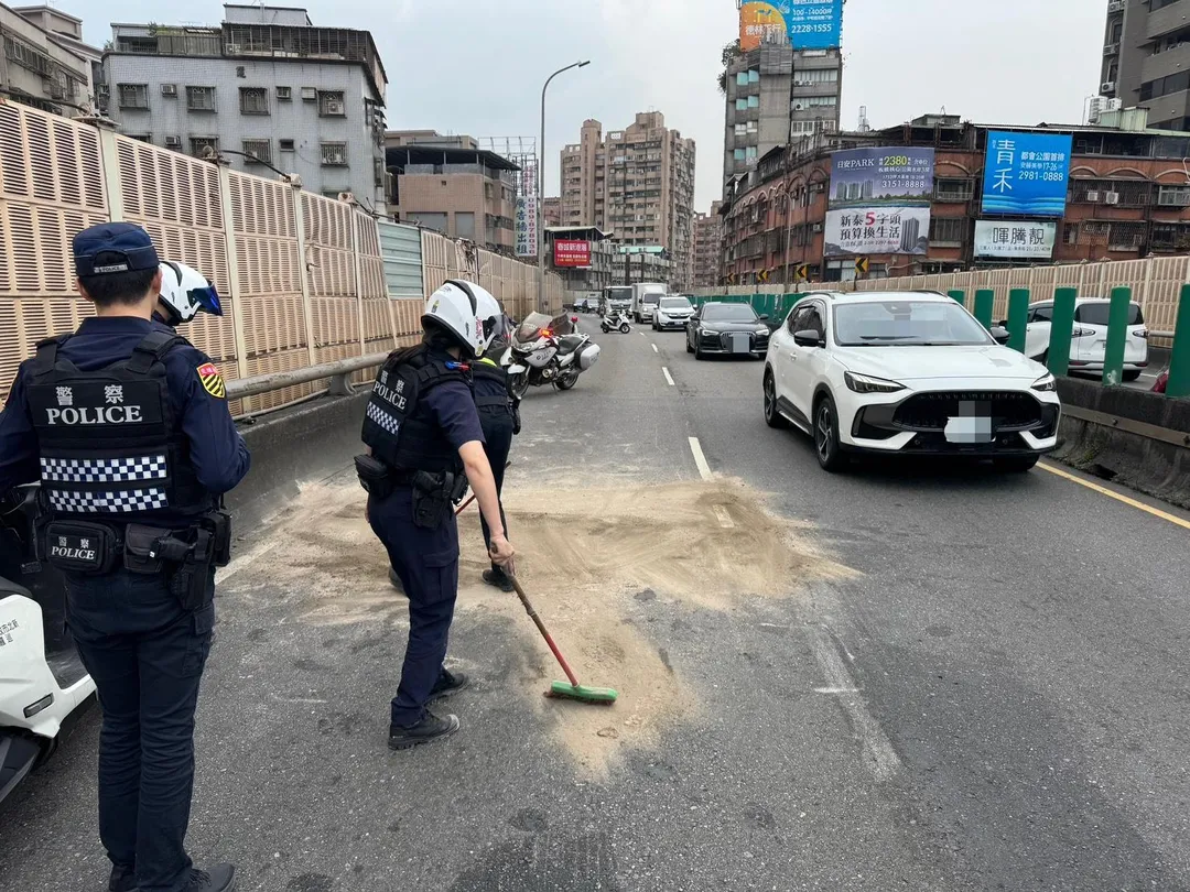 新北市三重區台1高架道路於27日下午發生一起機車與貨車碰撞事故，機車騎士因此受傷送醫。（圖／翻攝畫面）