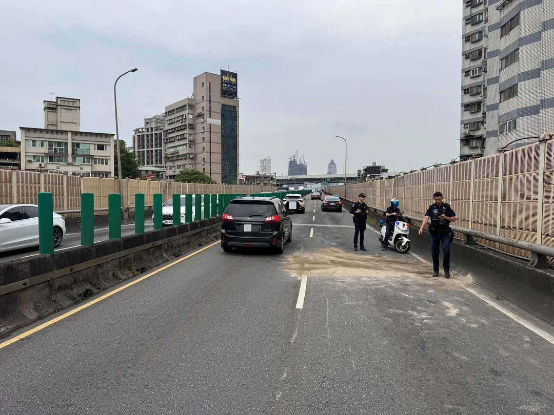 新北市三重區台1高架道路於27日下午發生一起機車與貨車碰撞事故，機車騎士因此受傷送醫。（圖／翻攝畫面）