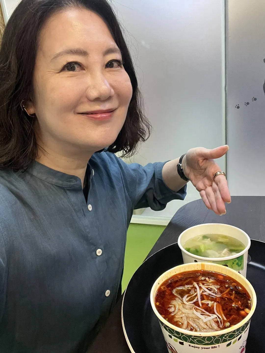 吳思瑤在社群平台分享吃酸辣粉，不料引發青鳥不滿。（圖／翻攝吳思瑤臉書）