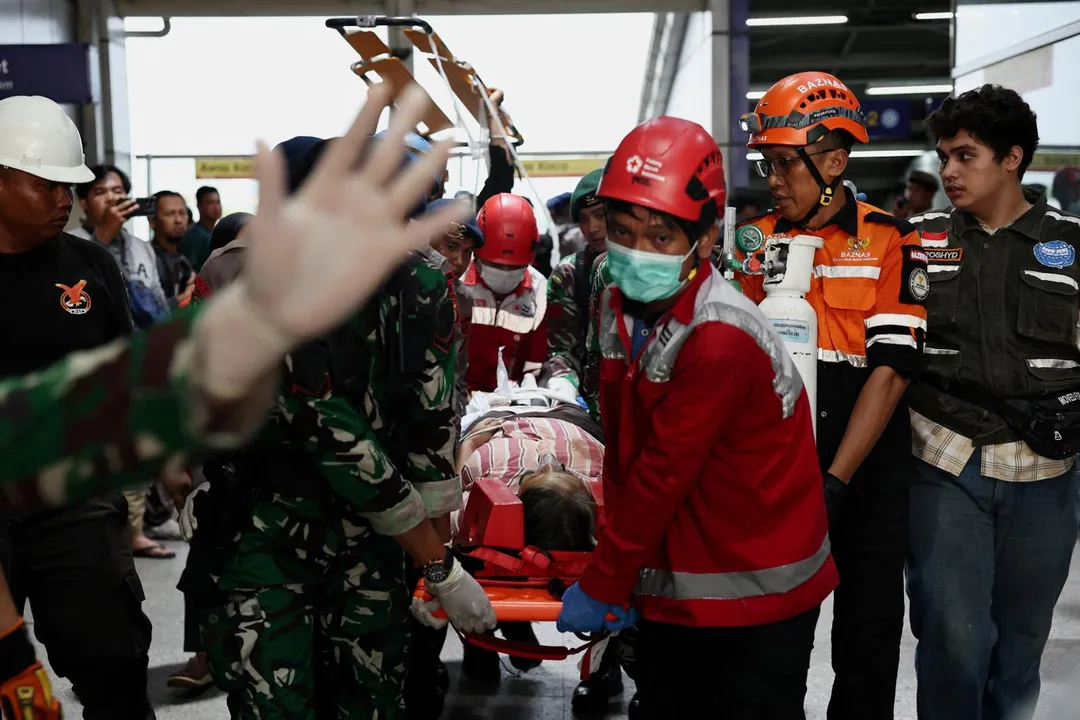 救援人員運送一名列車事故的傷者。（圖／路透社）
