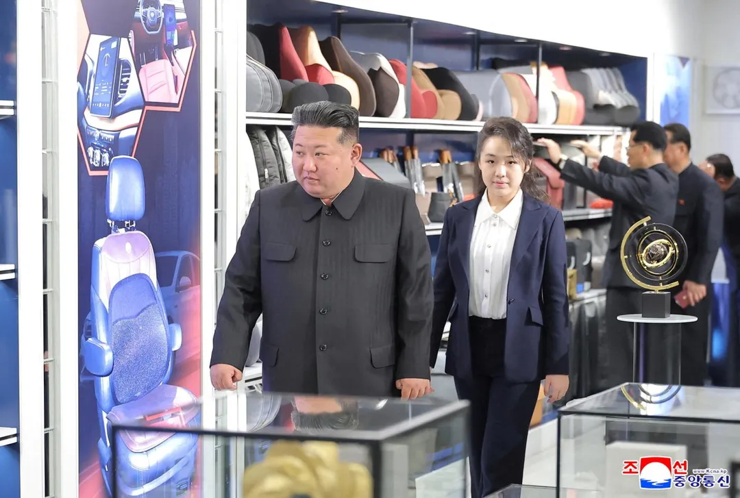 金正恩與潛在接班人、其女兒金主愛。（圖／路透社）