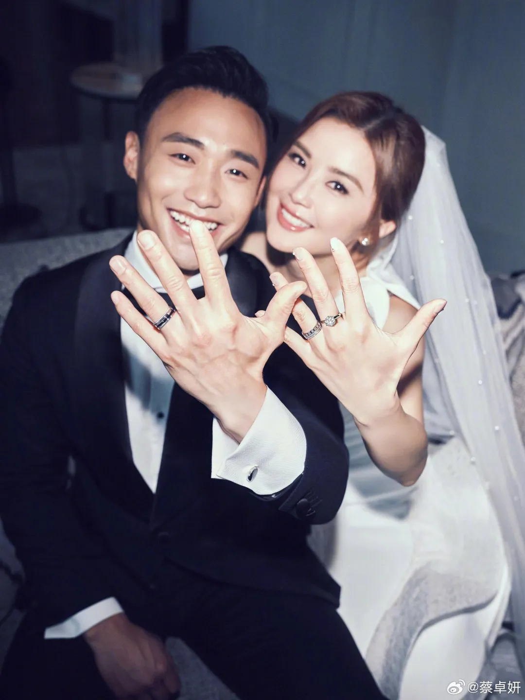蔡卓妍28日公開結婚喜訊。(圖/翻攝自蔡卓妍微博)