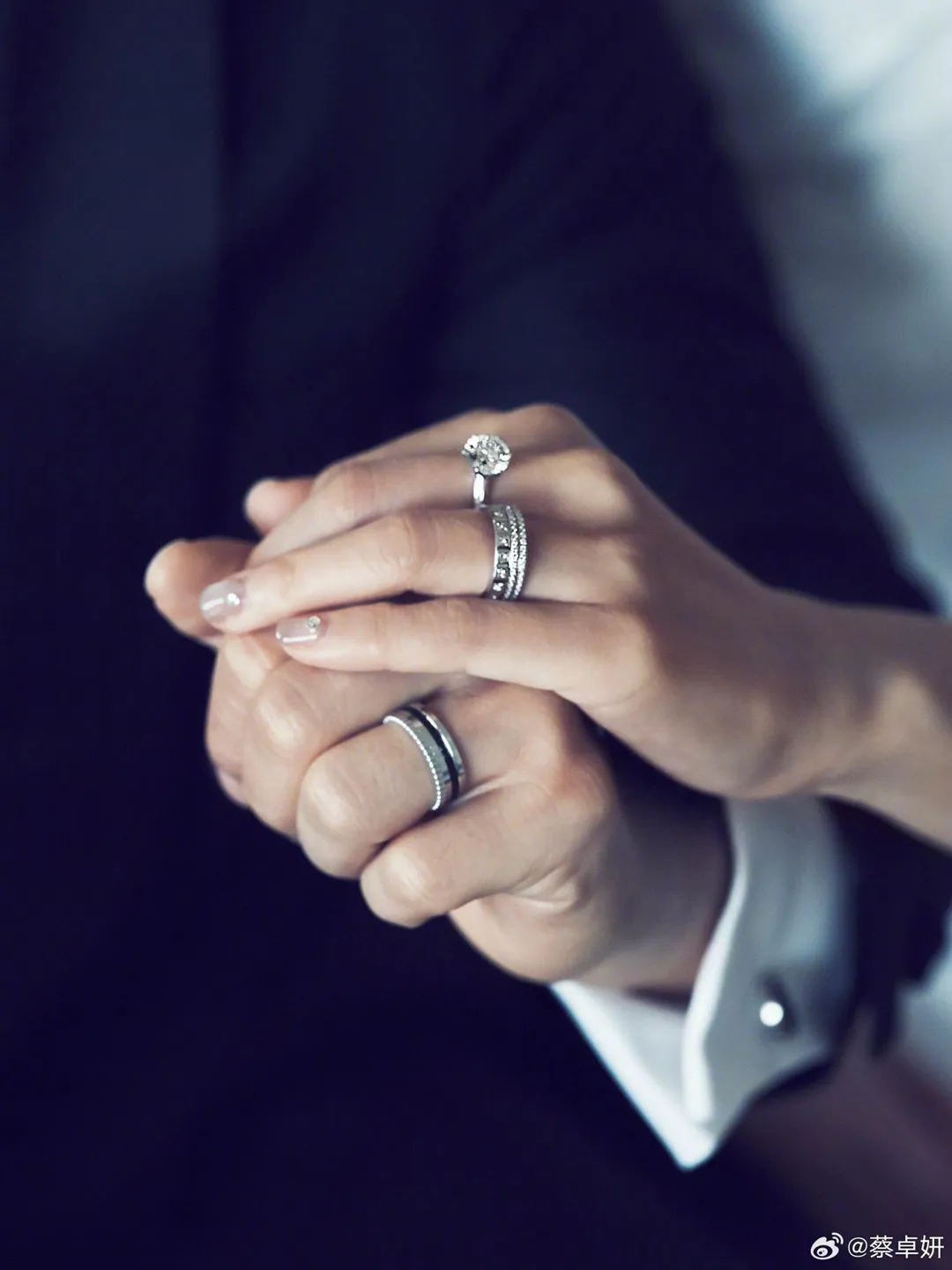 蔡卓妍秀出結婚對戒,展現幸福模樣。(圖/翻攝自蔡卓妍微博)