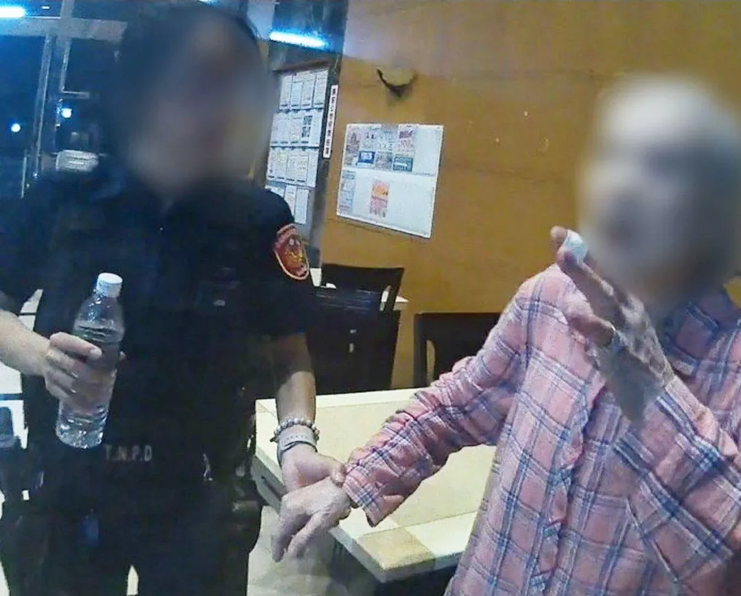 鄭姓女警平時上班認真負責，曾協助迷途老人返家。（圖／翻攝臉書）