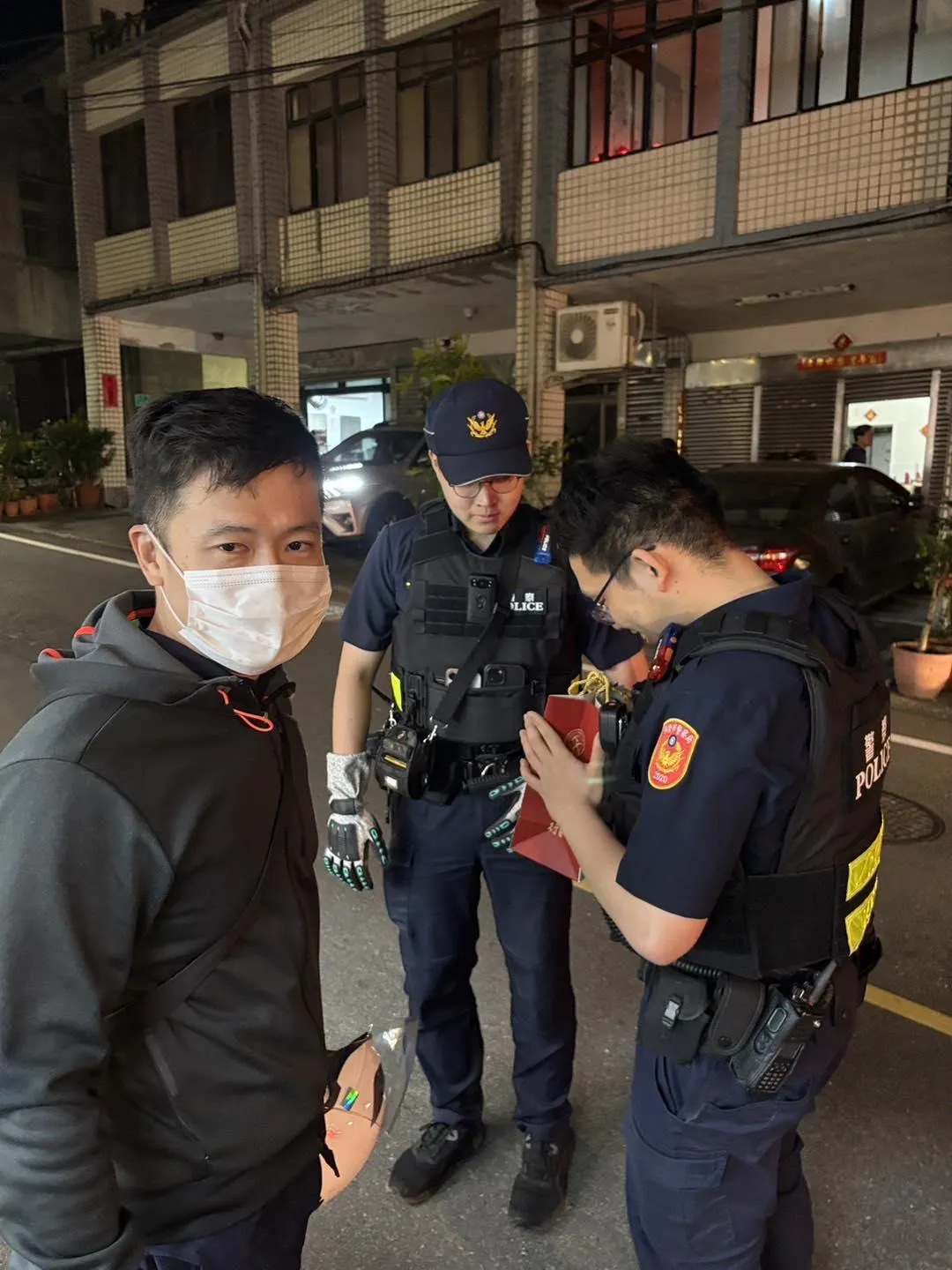 派出所警員鄭旭翔26日晚間下班返家時,發現路中央有異狀,仔細查看後,發現竟是一隻小型幼鴞正在車道上「跳步走」(圖/基隆市警察局第二分局)