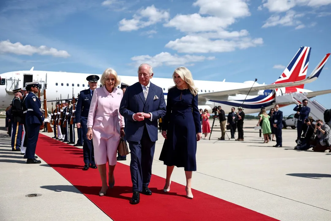 4月27日，查爾斯三世和王后卡蜜拉（Queen Camilla）抵達美國馬里蘭州安德魯聯合基地。（圖／路透社）