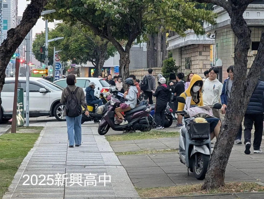 校門違停亂象。（圖／翻攝自臉書／高雄市行人路權促進會）