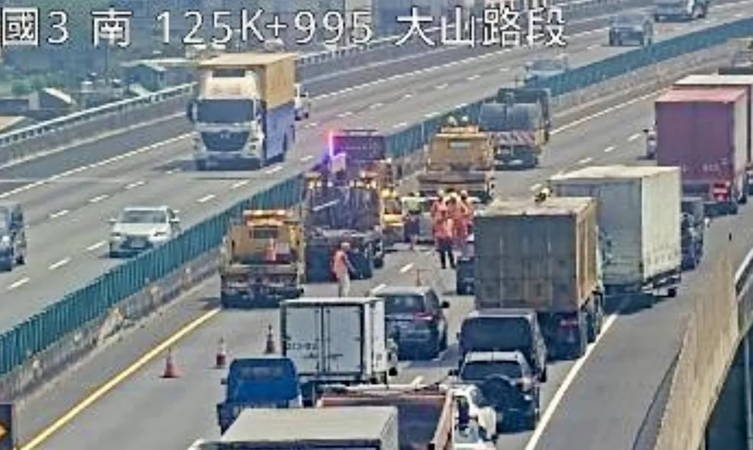 國道3號大山段發生追撞緩撞車事故。（圖／翻攝自國道公路即時網）