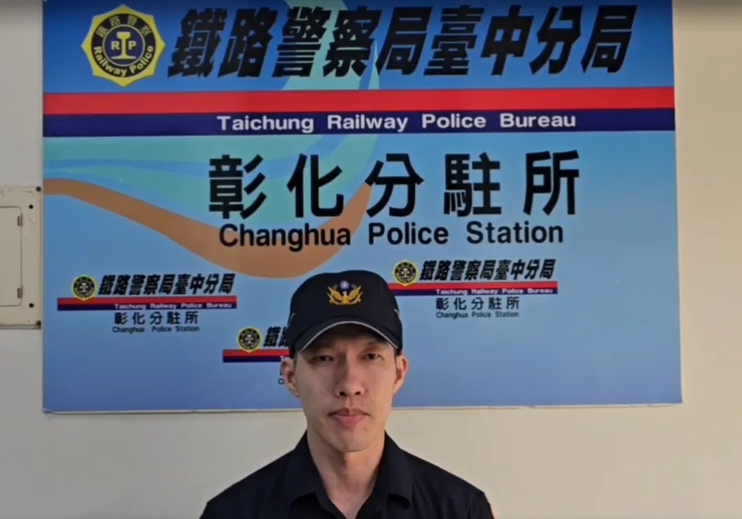 台鐵114次自強號第8車廂發生2旅客肢體糾紛情事，疑似白色上衣男子不滿旅客鐘男持手機播放音量過大，上前制止過程中爆發肢體衝突。（圖／鐵路警察局提供）