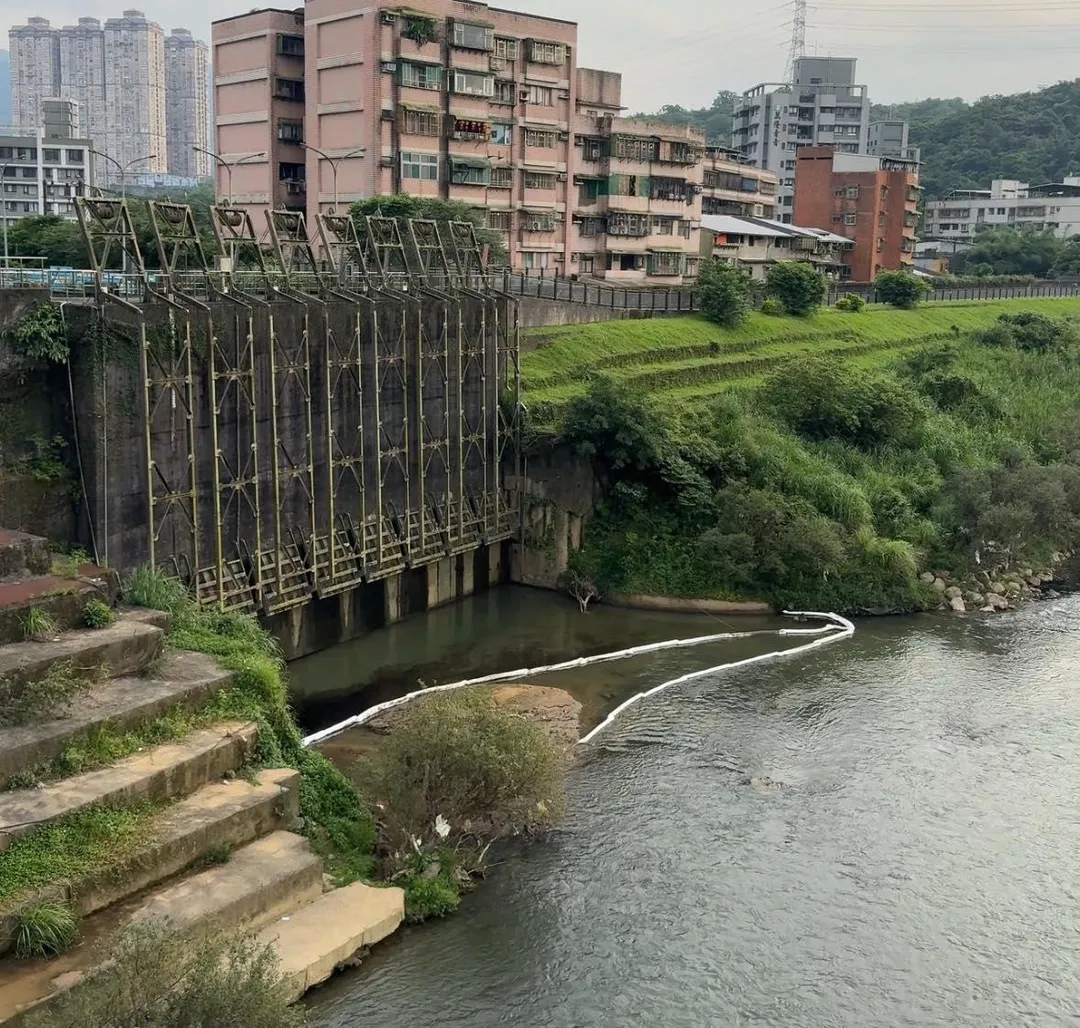 基隆河再現油汙。（圖／翻攝自「新北市議員張錦豪」臉書）