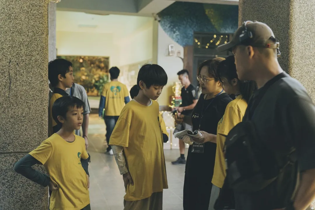 洪君昊分享,所有小朋友在表演教室裡面不斷重複練唱,卻一直不如預期。(圖/「冬候鳥電影」 、「文策院」提供)