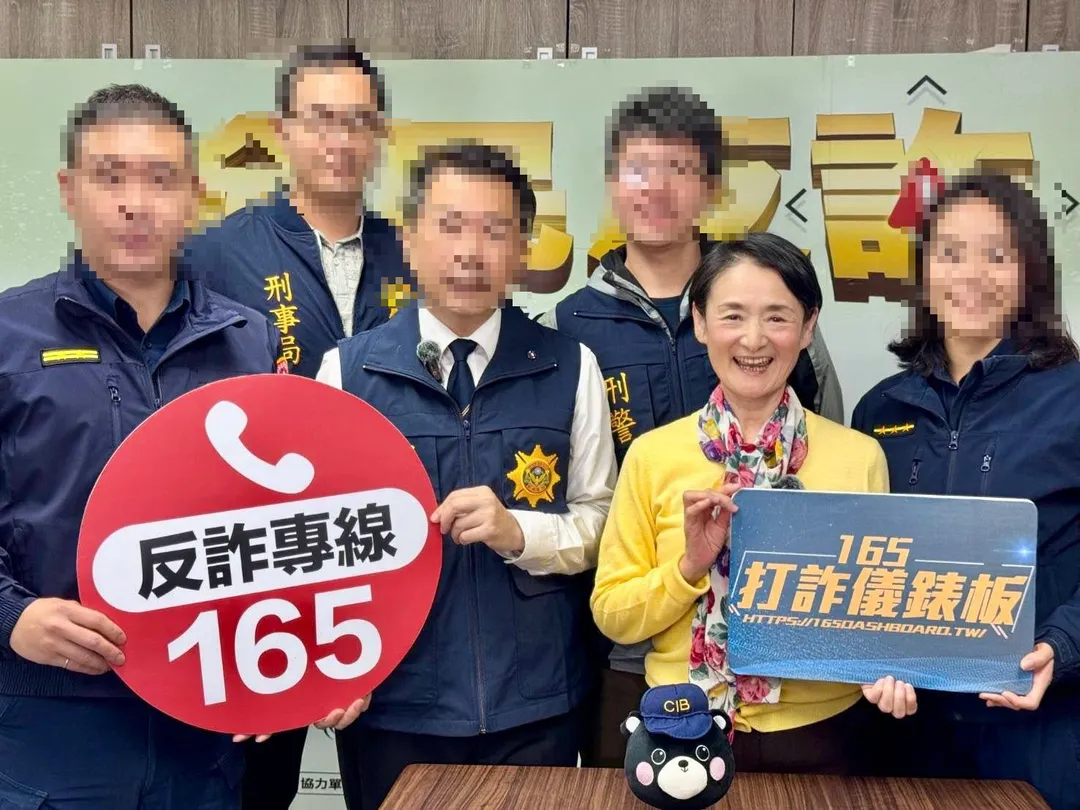 台南市鄭姓女警今（28）日上午騎車外出時，被未注意車況的女騎士追撞摔倒，曾受女警幫助的藝人譚艾珍也在社群平台發文直言「心痛到頭都暈了」。（圖／翻攝譚艾珍臉書）