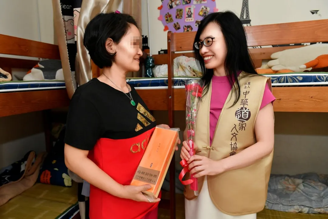 阿如阿嬤(左)的兒子們因債務與工作不穩定，無法分擔家計，照顧三名孫兒的重擔便全落在她的肩膀上。(圖/道加人文協會)