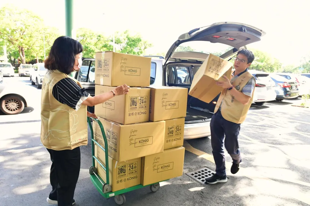道家人文協會昨(27)日由理事長張旖帶領志工們，前往宜蘭縣關懷包含小揚、小淇、阿如阿嬤的弱勢家庭。協會特別準備了&nbsp;640&nbsp;條象徵甜蜜與祝福的母親節蛋糕，分享給轄區內的弱勢家戶。(圖/道家人文協會)