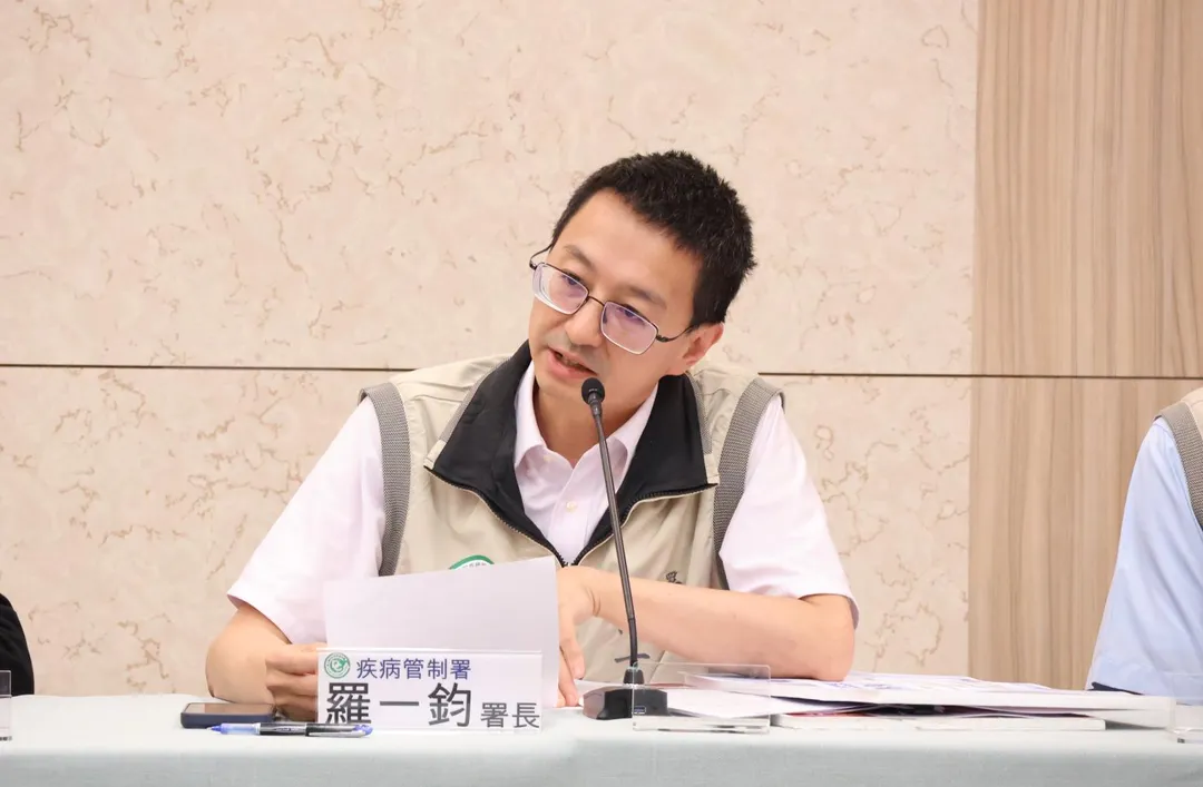 疾管署宣布新一代莫德納新冠疫苗將於10月1日開始施打，與流感疫苗同步推動。署長羅一鈞指出，該新型疫苗的抗原劑量僅為舊款疫苗的五分之一。(圖/疾管署)