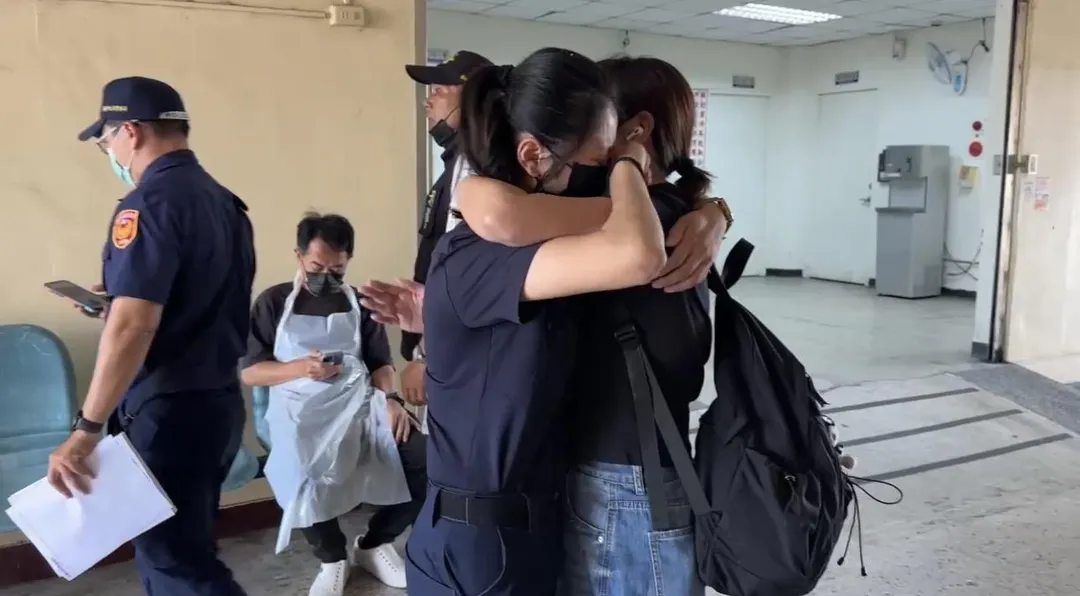 鄭女同事們難過相擁而泣。（圖／翻攝畫面）