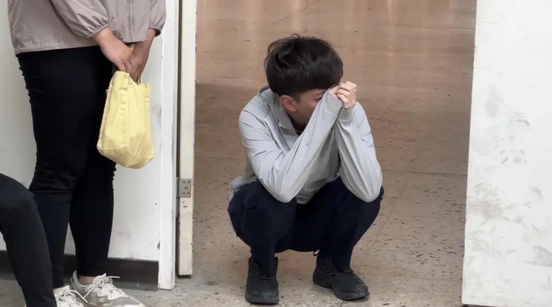 鄭女男友現身殯儀館蹲地崩潰痛哭。（圖／翻攝畫面）