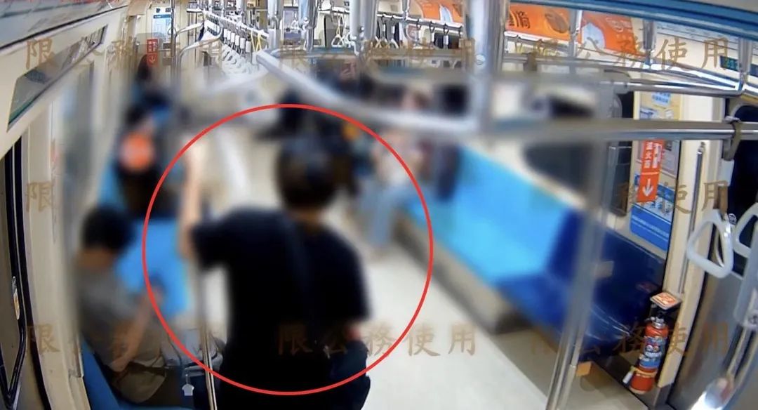 男子在車廂內突然起身猛盯女子。（圖／翻攝畫面）
