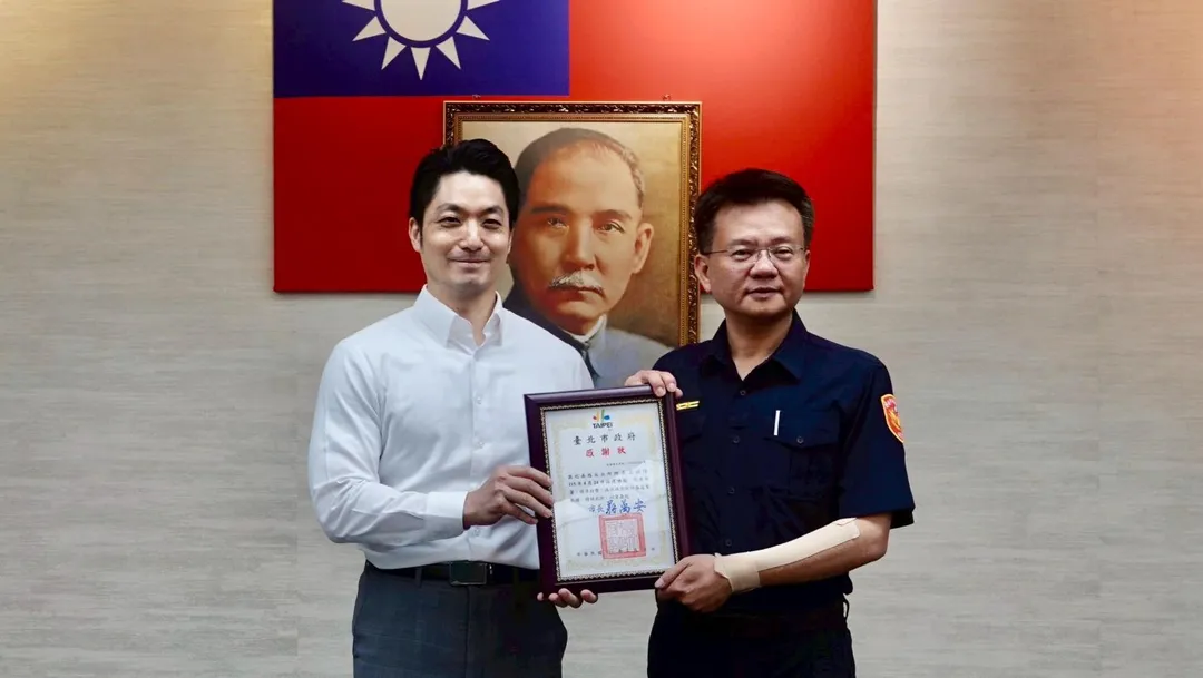 敦南警所長呂政隆在市政會議獲台北市長蔣萬安表揚。（圖／翻攝畫面）