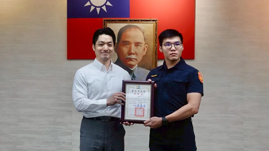 台北市長蔣萬安於市政會議中表揚有功員警。（圖／翻攝畫面）