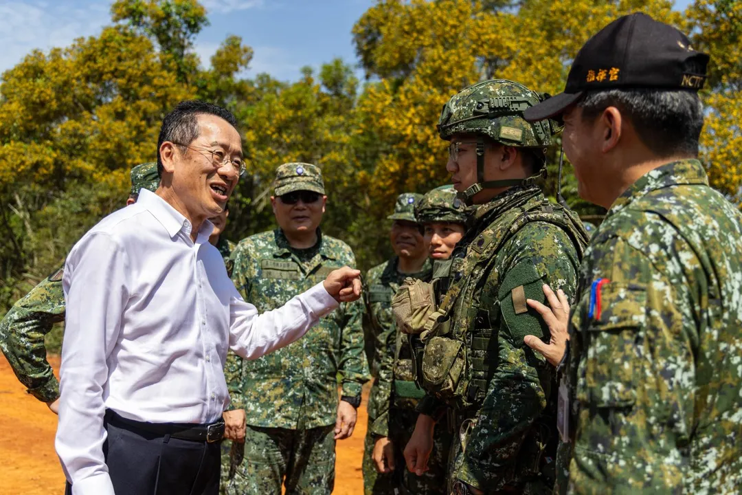 顧立雄關心官兵訓練與生活狀況。(圖/軍聞社提供)