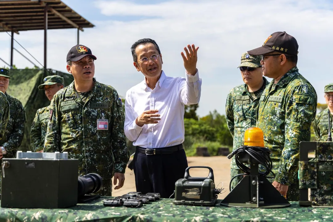 顧立雄前往統裁部,瞭解「實兵模擬接戰系統」。(圖/軍聞社提供)