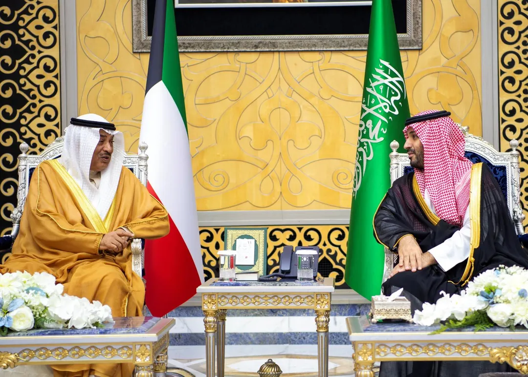 沙烏地阿拉伯王儲薩爾曼（Mohammed bin Salman，右）在海灣合作理事會會前與科威特王儲薩巴赫（Sheikh Sabah Khaled Al-Hamad Al-Sabah）見面。（圖／路透）