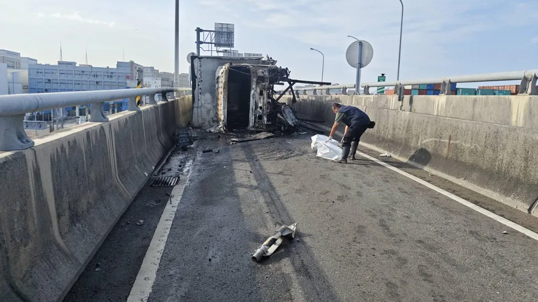 火燒車現場，駕駛來不及逃出被活活燒死。（圖／台南道路救援張家班群友提供）
