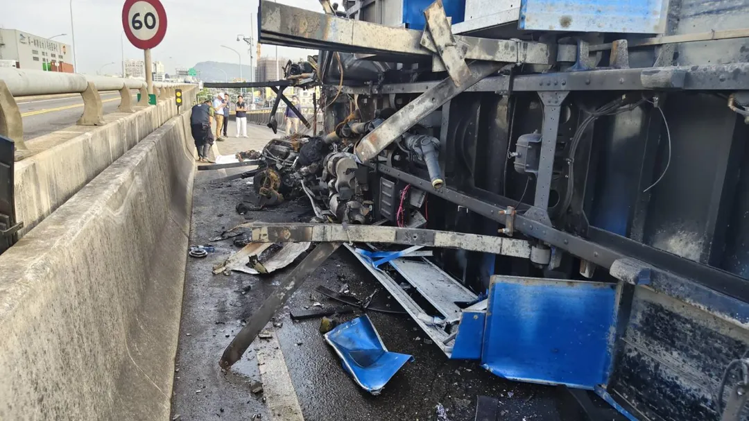 火燒車現場，駕駛來不及逃出被活活燒死。（圖／台南道路救援張家班群友提供）