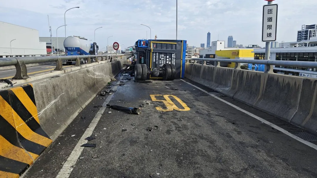 火燒車現場，駕駛來不及逃出被活活燒死。（圖／台南道路救援張家班群友提供）