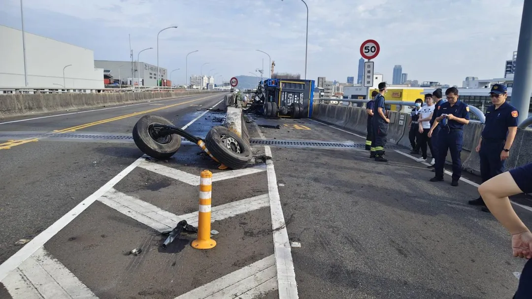 火燒車現場，駕駛來不及逃出被活活燒死。（圖／台南道路救援張家班群友提供）