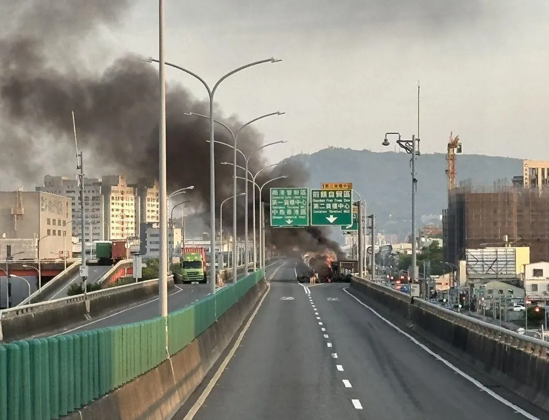 火燒車現場。（圖／記者爆料網）