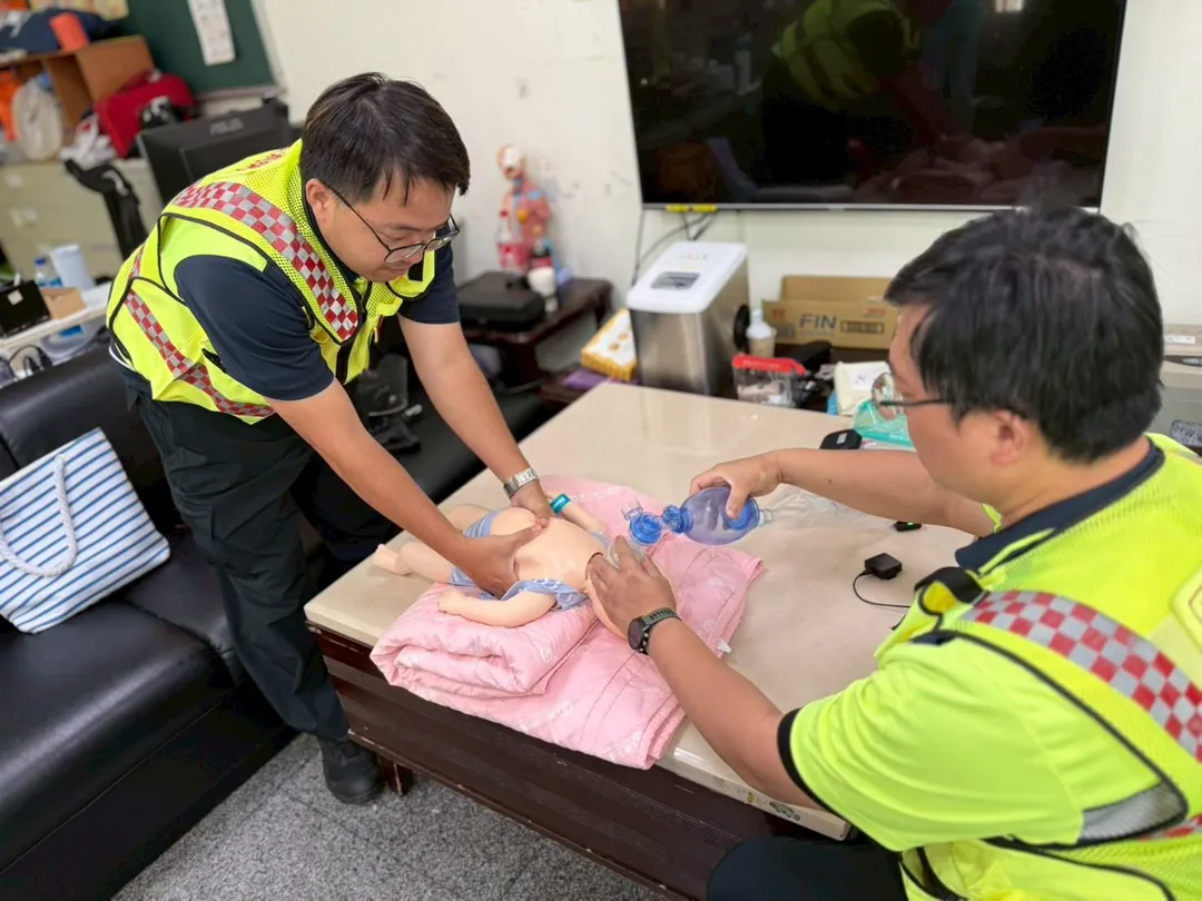 消防人員會使用雙人急救法，1人壓胸、1人給氣。（圖／新竹縣政府消防局提供）