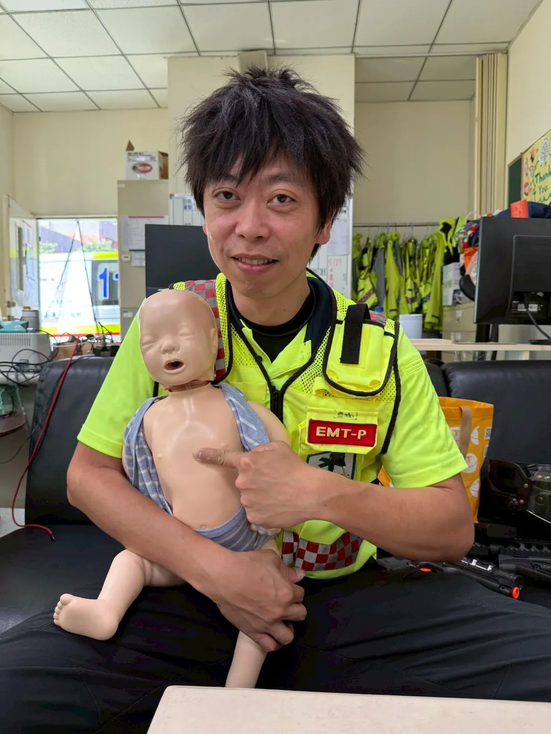 小兒CPR急救的按壓位置為兩乳連線下或胸骨下半段。（圖／新竹縣政府消防局提供）