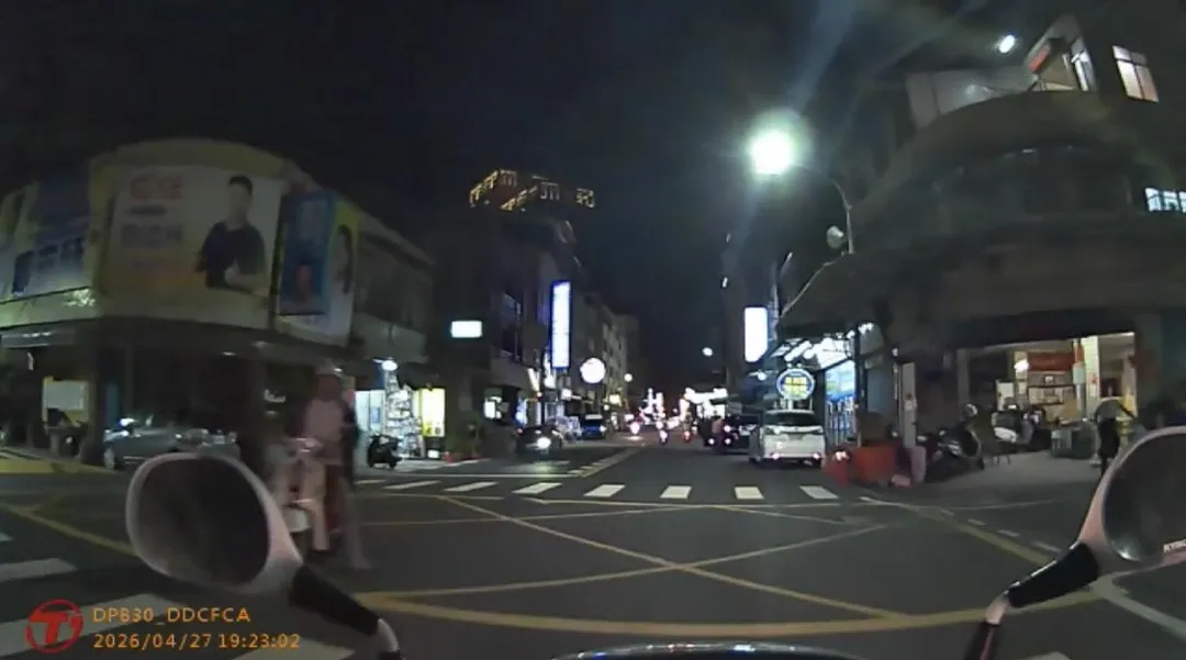 騎士未開大燈引起巡邏員警關注。（圖／警方提供）