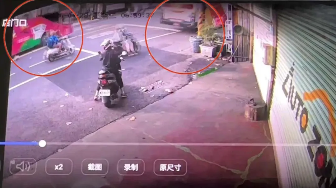 鄭姓女警等待林男開的校車(右紅圈)切出車道離開後,遭戴姓女大生撞倒,再被江男開的遊覽車(左紅圈)輾過。(圖/中天新聞)