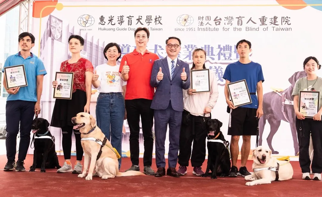 民進黨新北市長參選人蘇巧慧（左三）29日出席惠光導盲犬畢業典禮。（圖／蘇巧慧辦公室提供）