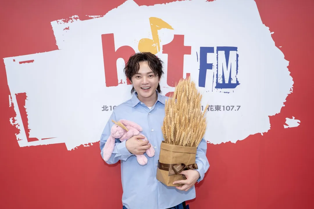 許富凱28日擔任魏如萱主持的廣播節目《OH夜DJ》來賓。（圖／Hit Fm聯播網提供）