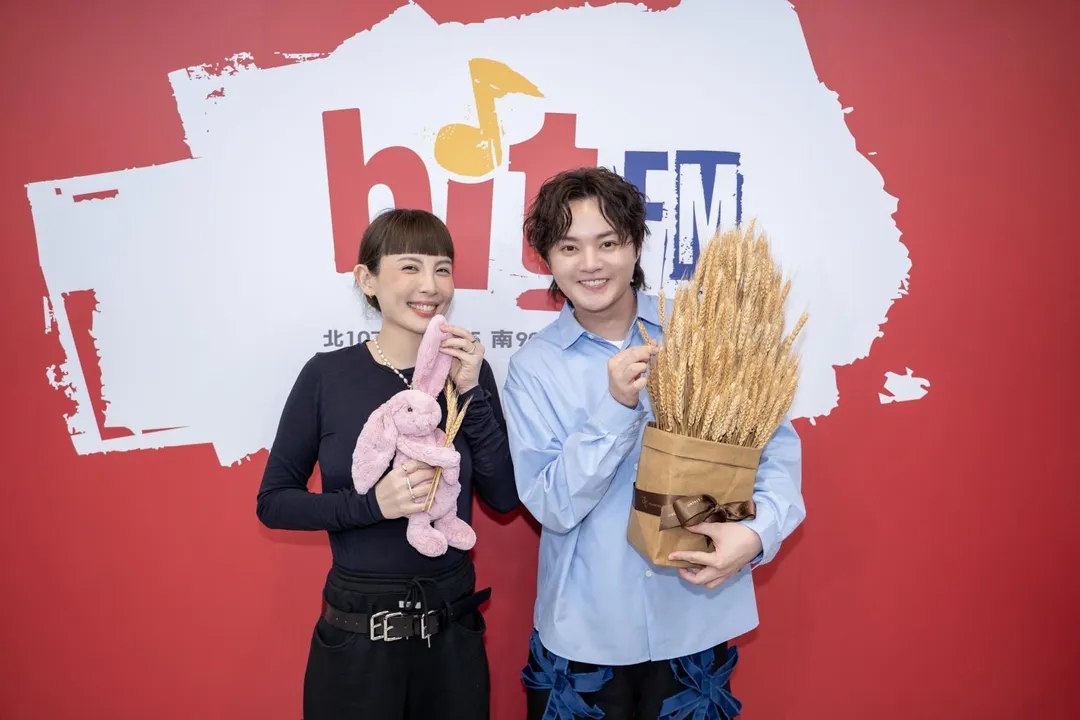 魏如萱（左）送大麥花束與兔子玩偶給許富凱（右）。（圖／Hit Fm聯播網提供）