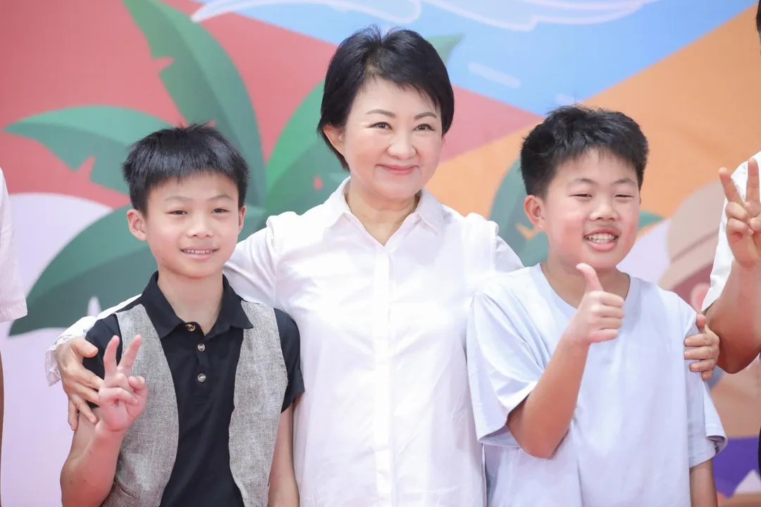 盧秀燕和學生合影。（圖/台中市府提供）