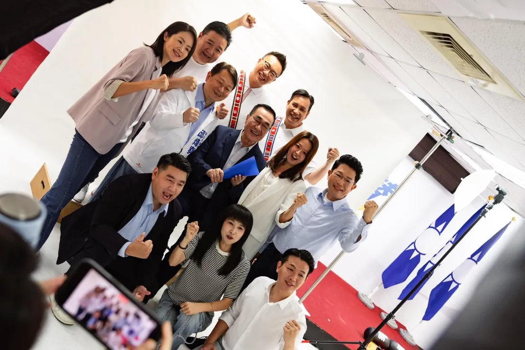 新北市長參選人李四川合體29區國民黨議員參選人的定裝照29日拍攝完成。（圖／李四川競辦提供）