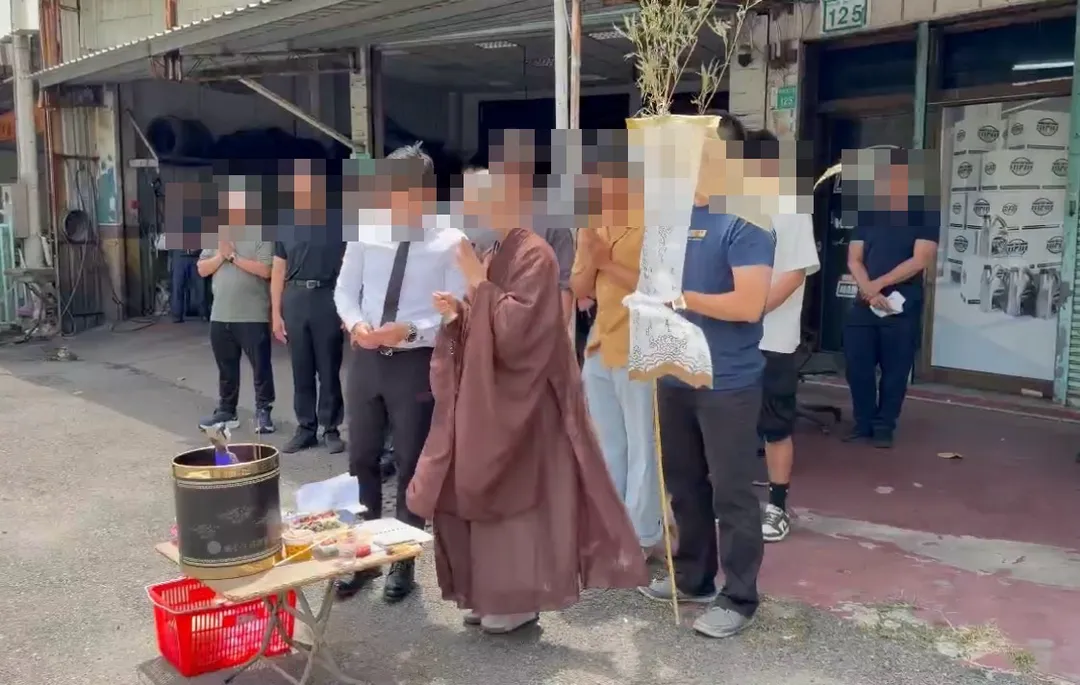 鄭女家屬與親友重回現場招魂。(圖/翻攝畫面)